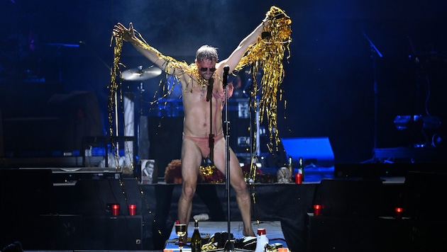 Bei seiner biografischen Live-Performance fegte Philipp Hochmair am Traunsee meist wild wie ein ...