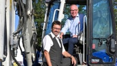 Pernkopf am Bagger mit Bürgermeister Gerhard Lentschig aus Horn – dort wurde der Parkplatz vor ...
