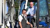 Pernkopf am Bagger mit Bürgermeister Gerhard Lentschig aus Horn – dort wurde der Parkplatz vor ...
