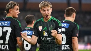 Großer Jubel bei den Kickern des FC Wacker Innsbruck – sie sind mit einem Sieg in die 2. Liga ...
