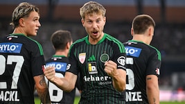 Großer Jubel bei den Kickern des FC Wacker Innsbruck – sie sind mit einem Sieg in die 2. Liga ...