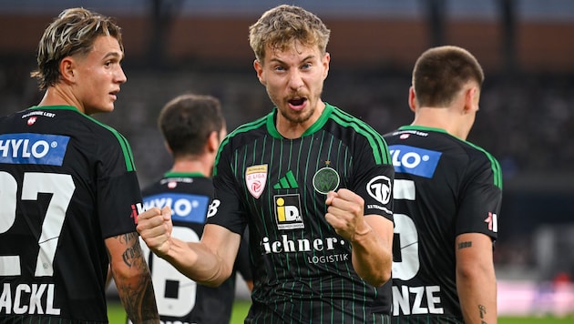 Großer Jubel bei den Kickern des FC Wacker Innsbruck – sie sind mit einem Sieg in die 2. Liga ...