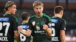 Großer Jubel bei den Kickern des FC Wacker Innsbruck – sie sind mit einem Sieg in die 2. Liga ...