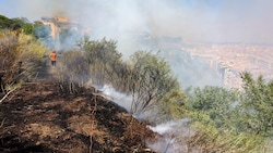 Italiens Feuerwehrleute bekämpfen weiter schwere Waldbrände (Bild). Auch in Griechenland und in ...