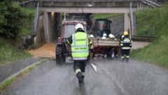 Die Feuerwehr musste das Getreide händisch in Transportboxen schaufeln.