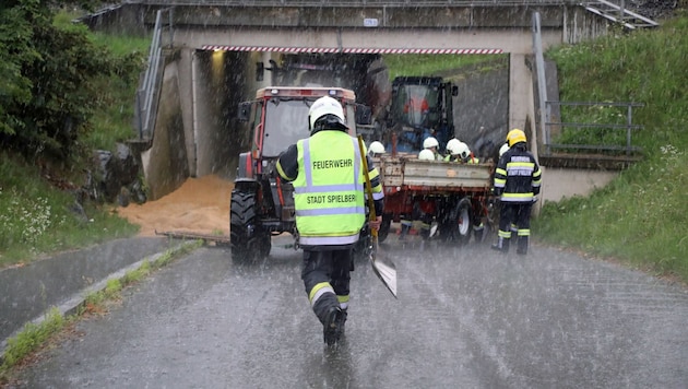 Die Feuerwehr musste das Getreide händisch in Transportboxen schaufeln.