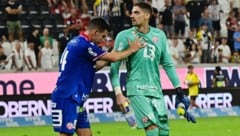 Die Szene nach dem Wurf-Eklat: Peter Michorl muss seinen Goalie Cican Stanković davon abhalten, ...
