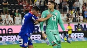 Die Szene nach dem Wurf-Eklat: Peter Michorl muss seinen Goalie Cican Stanković davon abhalten, ...