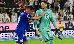 Die Szene nach dem Wurf-Eklat: Peter Michorl muss seinen Goalie Cican Stanković davon abhalten, ...
