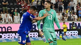 Die Szene nach dem Wurf-Eklat: Peter Michorl muss seinen Goalie Cican Stanković davon abhalten, ...