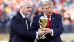 Gianni Infantino (li.) sorgte mit seinen Plänen für viel Aufregung. Jetzt knickt der FIFA-Boss ...