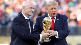 Gianni Infantino (li.) sorgte mit seinen Plänen für viel Aufregung. Jetzt knickt der FIFA-Boss ...