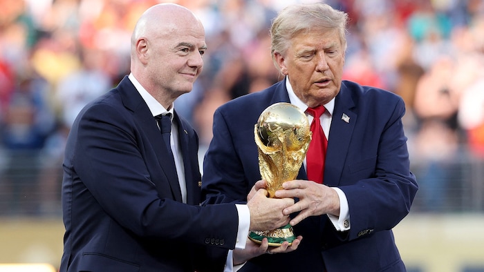 Gianni Infantino (left) caused quite a stir with his plans. Now the FIFA boss is backing down.