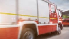 Die Feuerwehr kämpft gegen die Flammen im Wald nahe Freudenberg in Bayern. (Symbolbild)