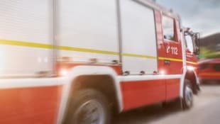 Die Feuerwehr kämpft gegen die Flammen im Wald nahe Freudenberg in Bayern. (Symbolbild)