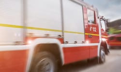 Die Feuerwehr kämpft gegen die Flammen im Wald nahe Freudenberg in Bayern. (Symbolbild)