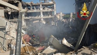 Auf Sizilien stürzte ein Wohngebäude ein, zwei Todesopfer wurden bereits geborgen.