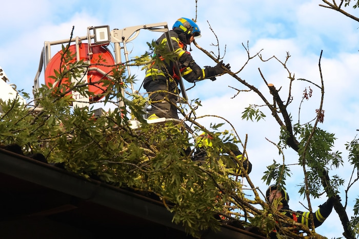 Auch am Samstag waren die Feuerwehren noch im Einsatz.
