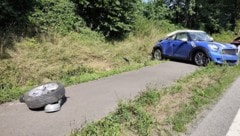 Das Auto kam nach dem Überschlag auf dem Radweg zum Stillstand. 