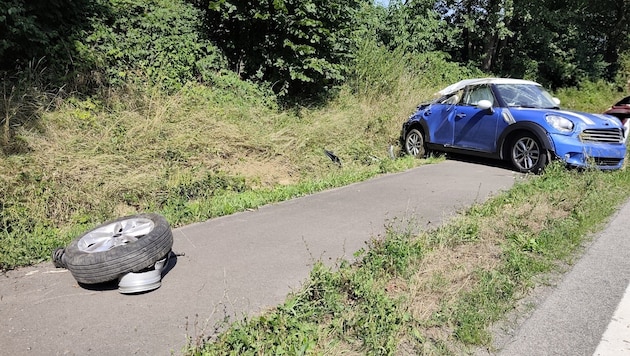 Das Auto kam nach dem Überschlag auf dem Radweg zum Stillstand.
