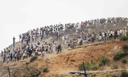 Zehntausende Flüchtlinge stürmten die spanische Exklave Ceuta, die spanische Regierung soll ...