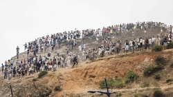 Zehntausende Flüchtlinge stürmten die spanische Exklave Ceuta, die spanische Regierung soll ...
