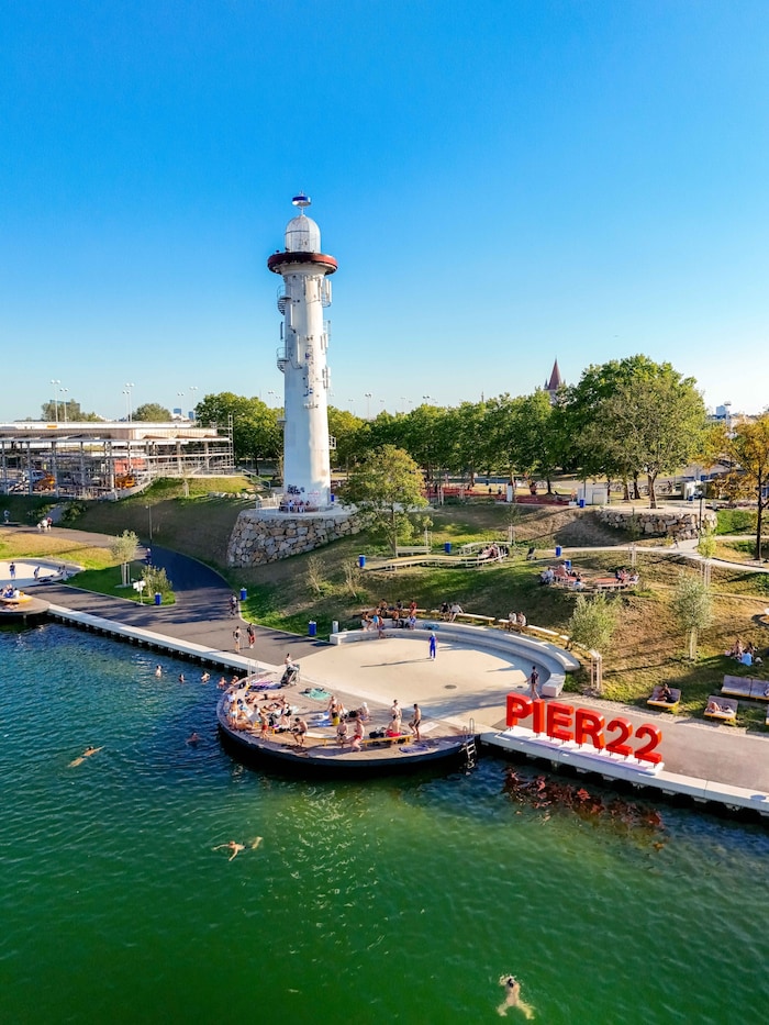 Konsumfreie Liegeflächen und freie Wasserzugänge am Pier 22.