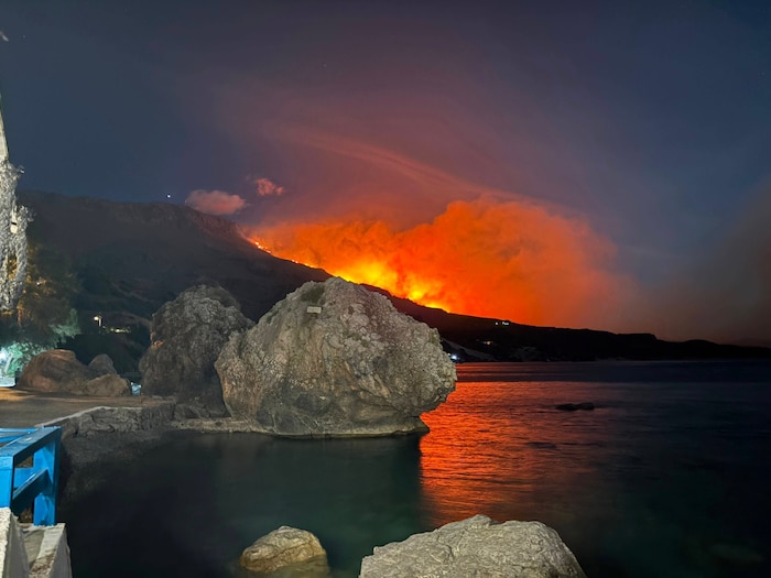 Glühender Himmel, Rauch und lodernde Flammen: Dieses Bild machte Dietmar Koch von der Terrasse ...