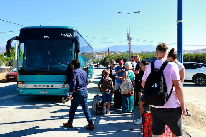 Tausende Menschen mussten die von den Flammen bedrohten Gebiete auf Kreta verlassen. Hier warten ...