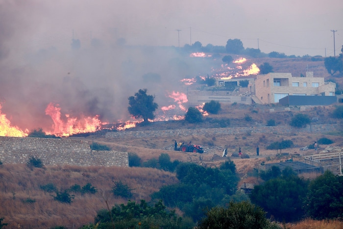 Die Flammen fraßen sich durch die Vegetation im Süden Kretas. Mehr als 150 Feuerwehrleute ...