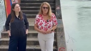 Ulrike Königsberger-Ludwig (re.) philosphiert am Donaukanal.