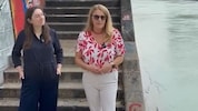 Ulrike Königsberger-Ludwig (re.) philosphiert am Donaukanal.