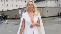 Moderatorin Silvia Schneider lässt tief blicken im weißen Capeblazer.