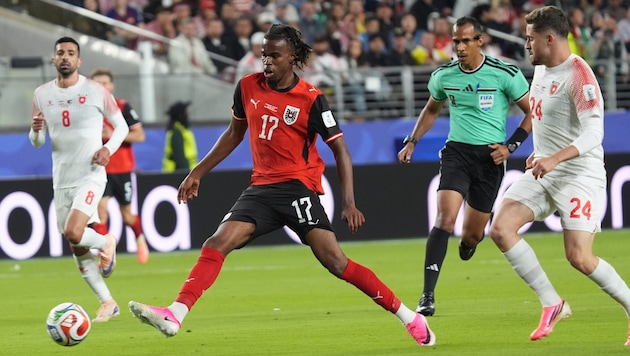Carney Chukwuemeka (Mitte) verletzte sich beim Testspiel der Dortmunder.