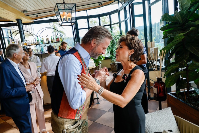 Landesjägermeister Max Mayr-Melnhof herzte Drogerie-Chefin Anita Müller. Die beiden verbindet ...