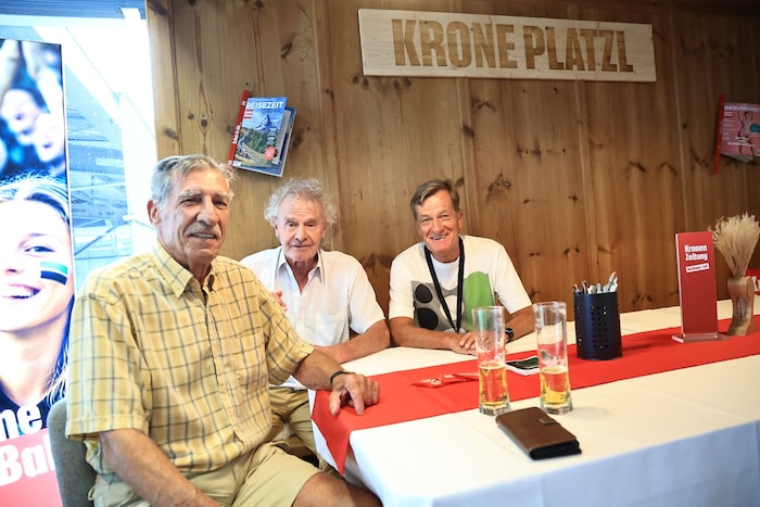 Das neue „Krone“-Platzl gemeinsam eingeweiht haben Sepp Geisler, Werner Schwarz und Werner ...