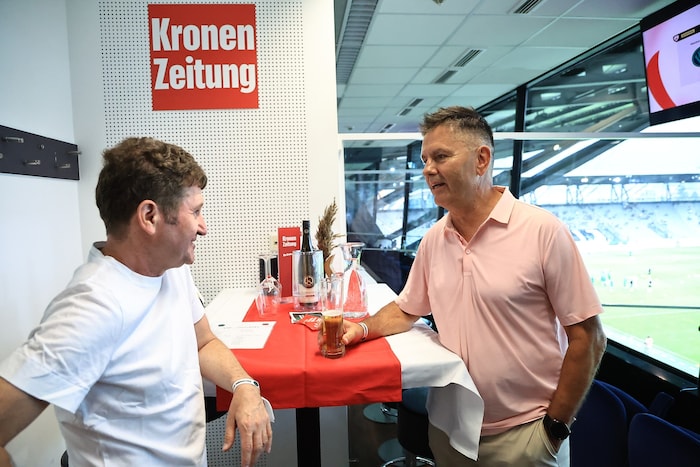 Haie-Boss Günther Hanschitz (rechts) und Norbert Niederacher („Krone“- Sport) bei der Analyse in ...