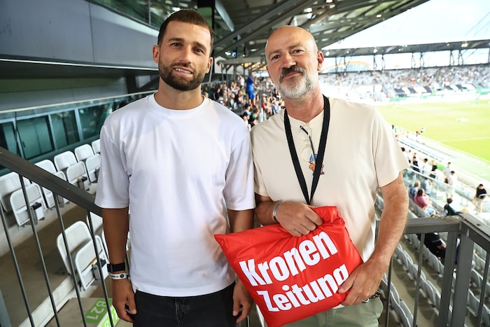 Profi-Kicker Andreas Kuen (li.) mit Gernot Gsellmann („Krone“-Sport).