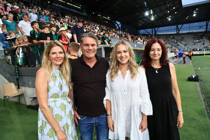 FC Wacker Innsbruck-Präsident Hannes Rauch mit Ulrike Swoboda von Hylo (li.) samt Team.