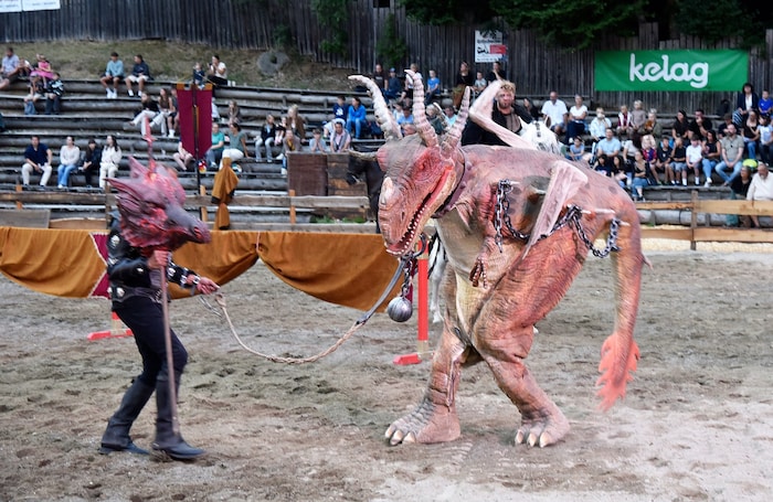 Das Highlight der heurigen Ritterturniere: der Auftritt des Drachen.