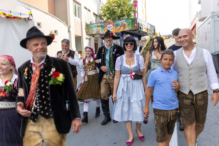 Bauernmgan und Laderinnen marschierten durch die Stadt