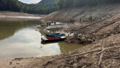 Nach dem letzten Sprengstofffund wurde die Sperre aufgehoben und Tierschützer retteten Fische. ...