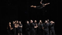 Das Collectiv XY zeigt grandiose Akrobatik, gepaart mit poetischen Choreografien.