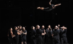Das Collectiv XY zeigt grandiose Akrobatik, gepaart mit poetischen Choreografien.