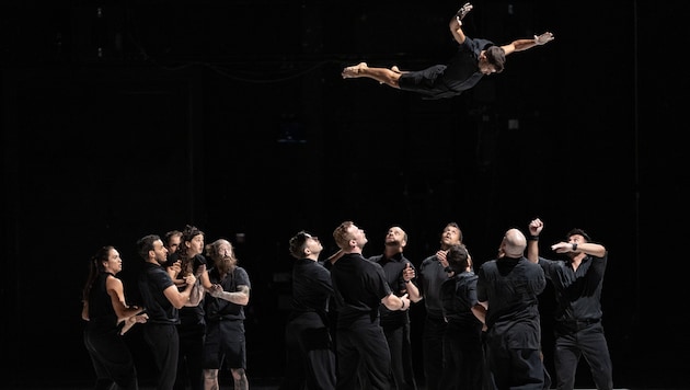 Das Collectiv XY zeigt grandiose Akrobatik, gepaart mit poetischen Choreografien.