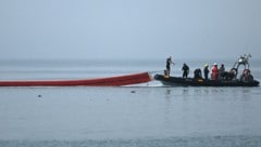 Vor der Küste von Ceuta errichten spanische Einsatzkräfte eine 500 Meter lange Schwimmsperre. ...