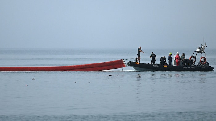 Vor der Küste von Ceuta errichten spanische Einsatzkräfte eine 500 Meter lange Schwimmsperre. ...