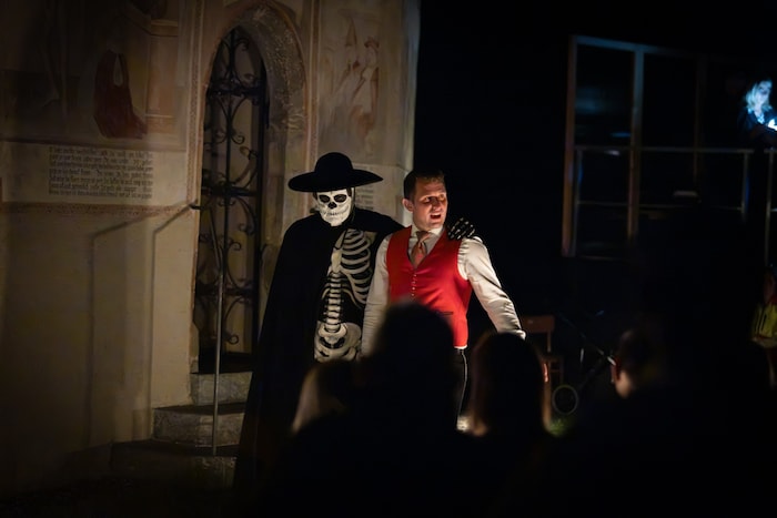 Der Tod nimmt, wen er beliebt – hier mit besonnener Stimme und einfacher Sprache, aber ohne ...