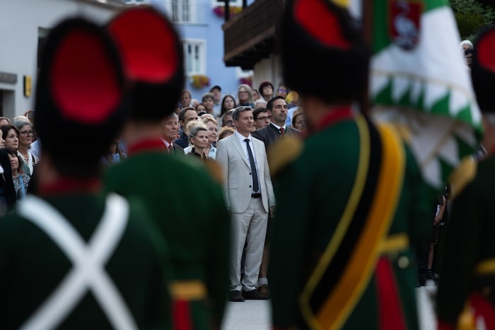 Am Pfarrplatz begrüßt das Privilegierte Schützenkorps Metnitz die Besucher.