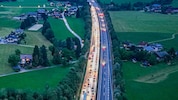 Der Verkehr Richtung Süden zog sich über die A10.